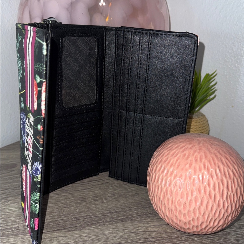 Steve Madden Bkrissy Black Floral Trifold Wristlet - Picture 6 of 14